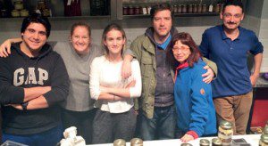 Ayşe Gardet, eşi Nicolas Gardet (yanında), eşinin iş ortağı Zeynep Ekşioğlu (soldan ikinci) ve catering şirketi çalışanları ile birlikte.